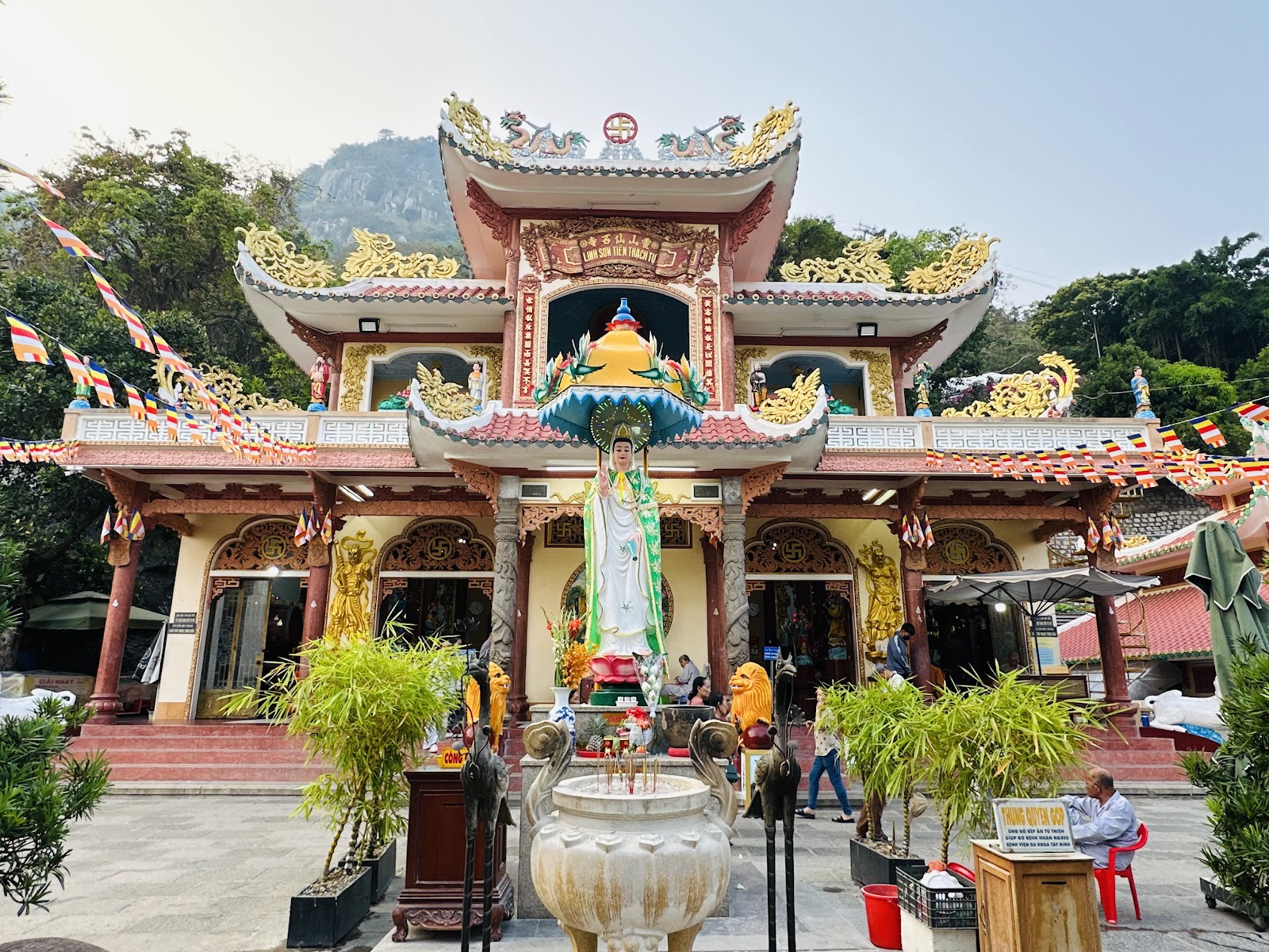 Chùa Linh Sơn Tiên Thạch Tự