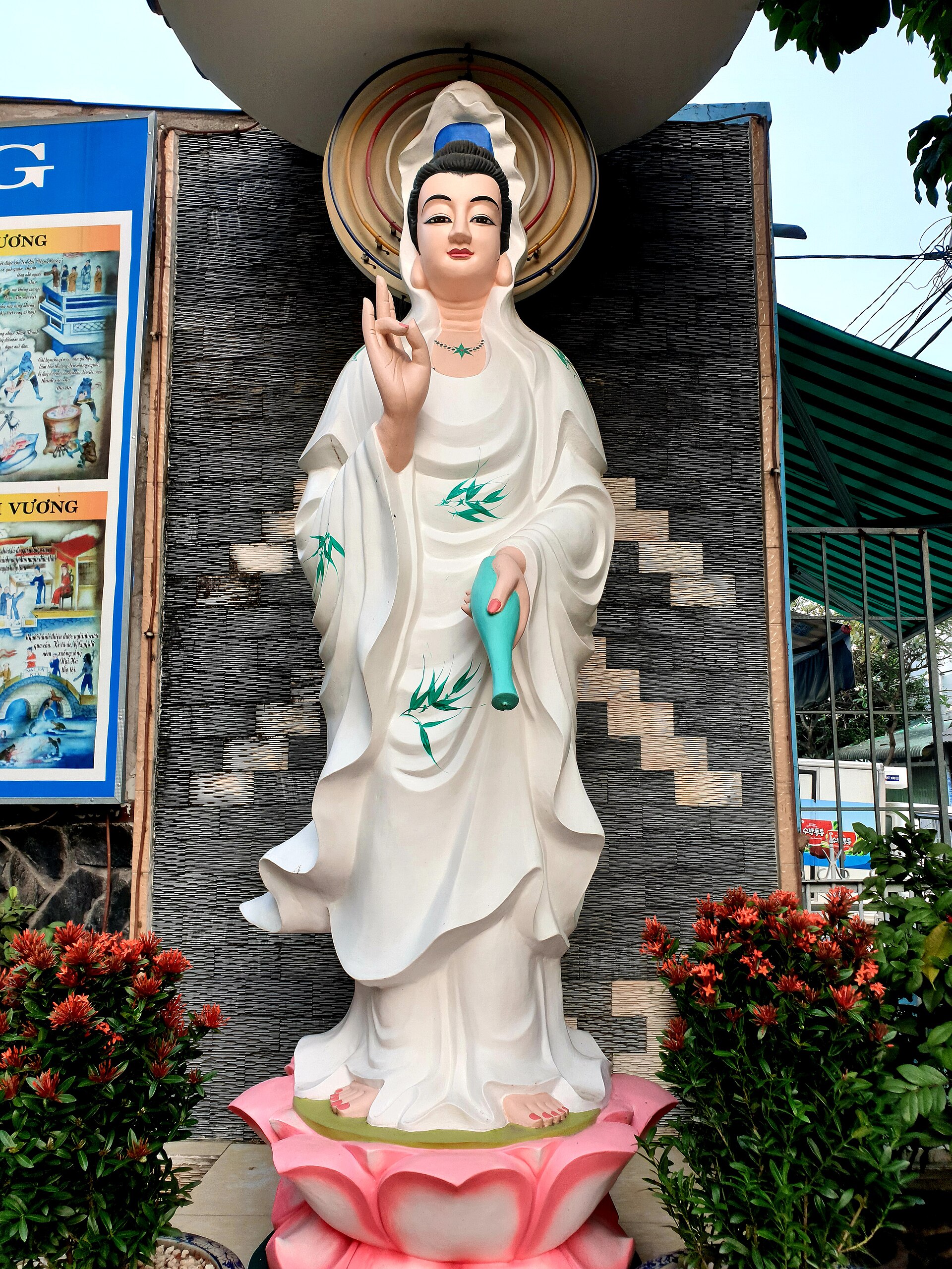 Linh Sơn Bửu tự ở Tân Phú, tháng 12 năm 2021 (tượng Quan Âm áo trắng) (1)