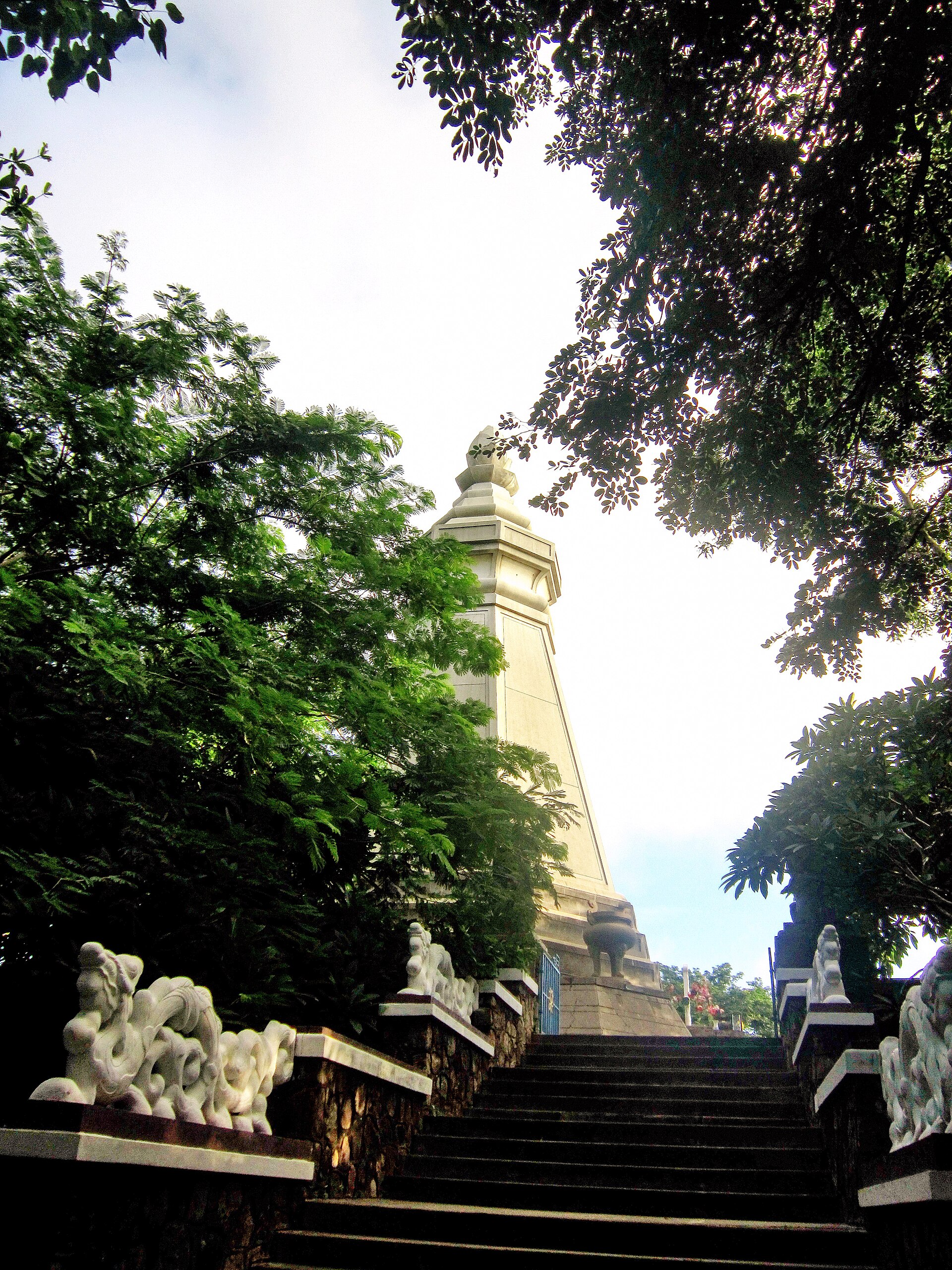 Tháp chứa xá lợi Phật