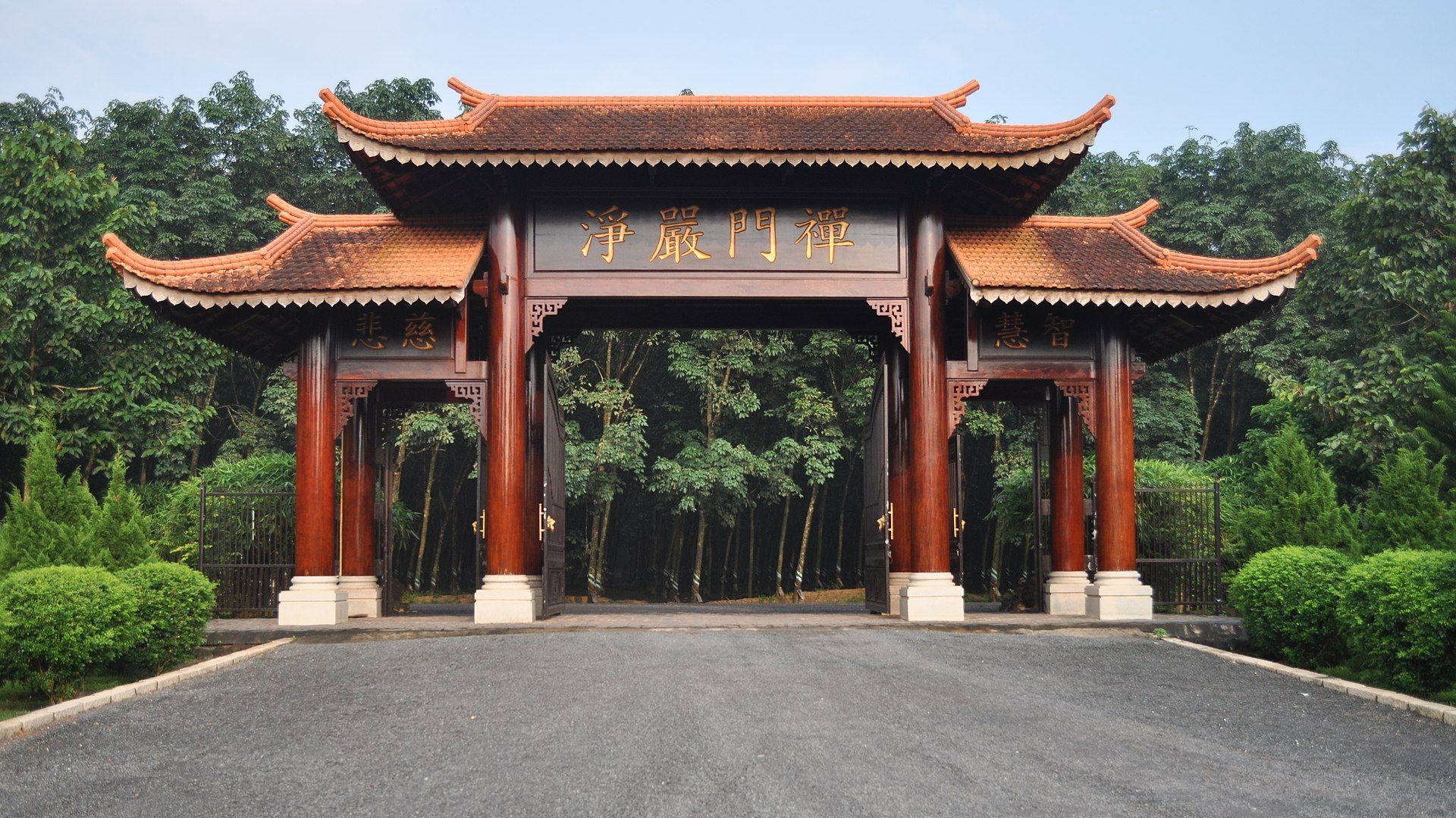 Cổng vào thiền Viện Trúc Lâm Trí Đức nhìn từ bên trong ra (cropped)