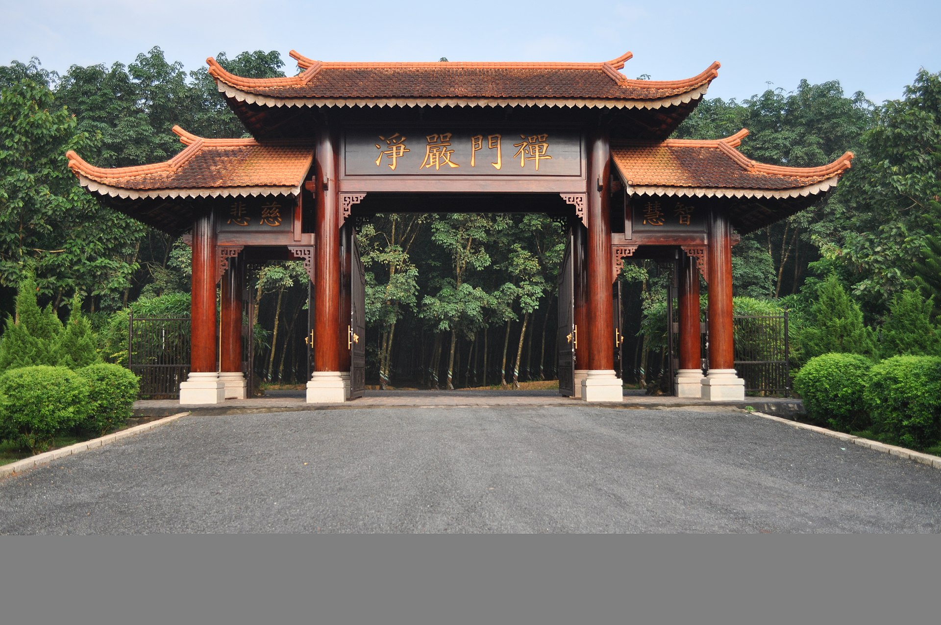 Cổng vào thiền Viện Trúc Lâm Trí Đức nhìn từ bên trong ra