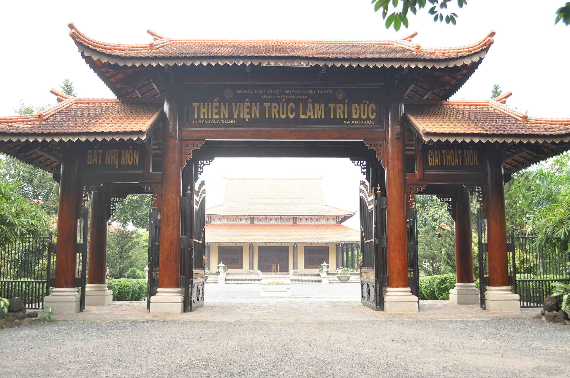 Cổng vào thiền viện Trúc Lâm Trí Đức nhìn từ ngoài vào