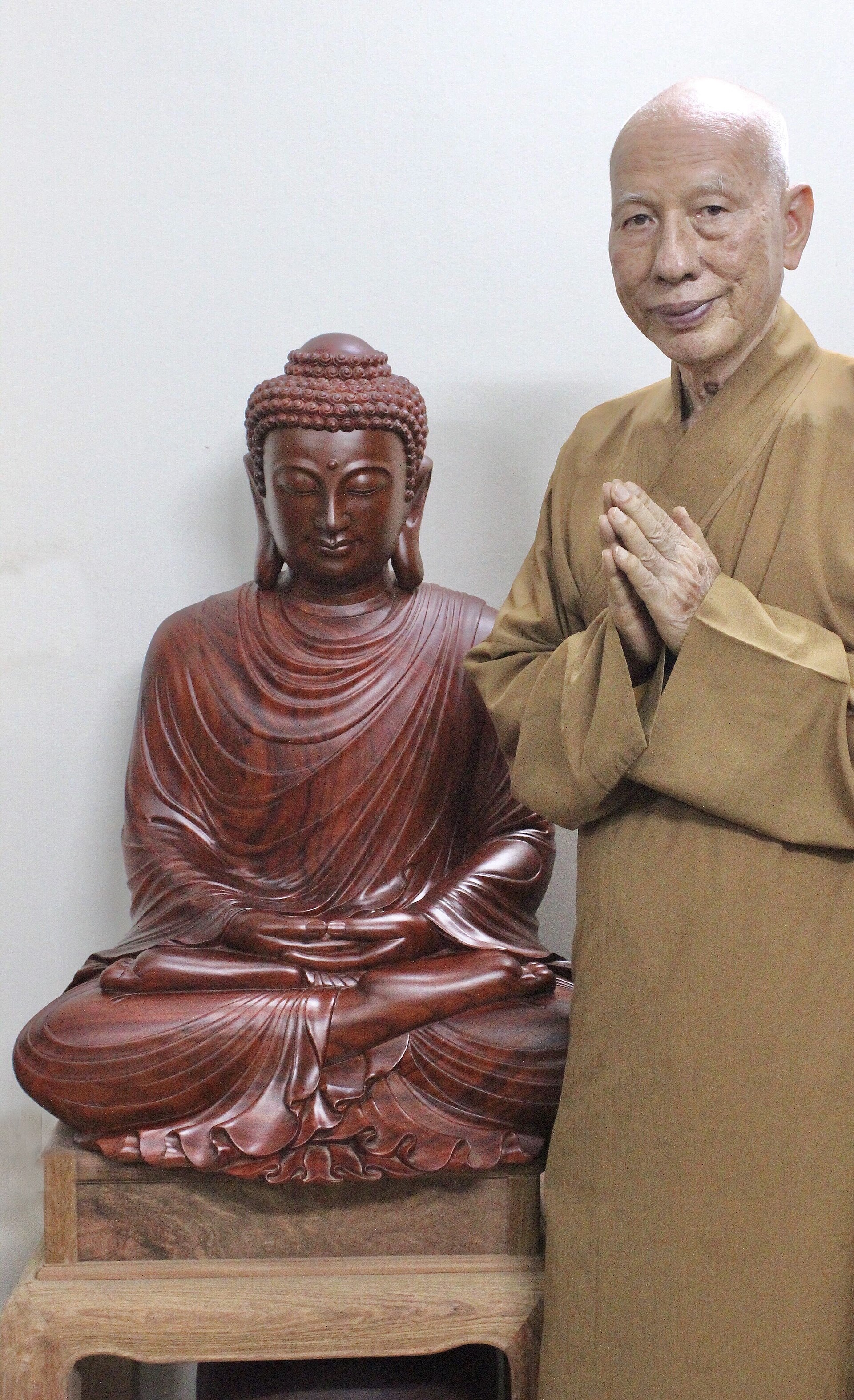 Đại Đức Thích Kiến Nguyệt, trụ trì Thiền Viện Trúc Lâm Tây Thiên bên Mẫu tượng Phật Thích Ca là Quốc Thái Dân An Phật Đài