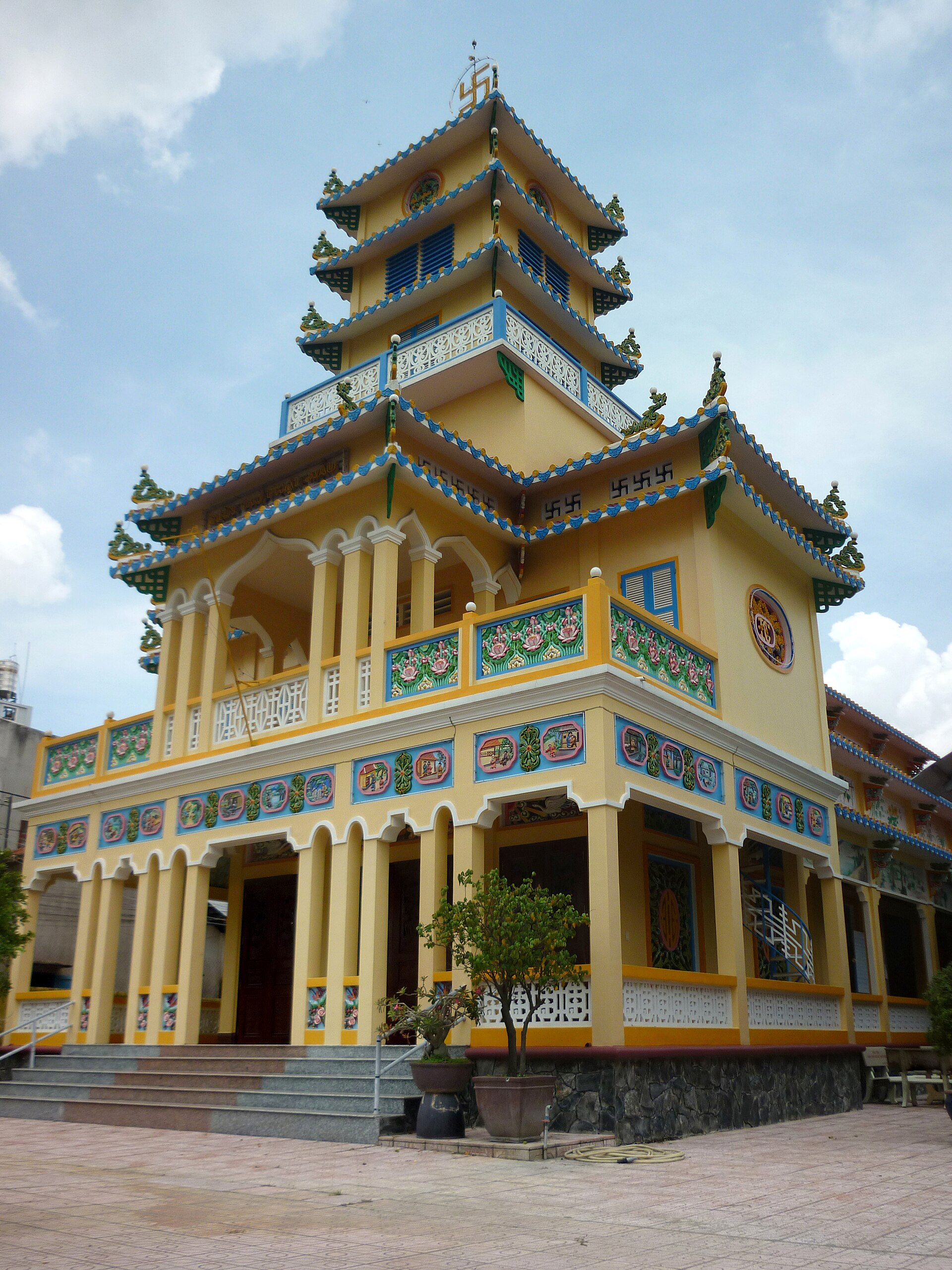 Điện thờ Phật Mẫu Bửu Hòa từ hướng tây bắc - 09.2016