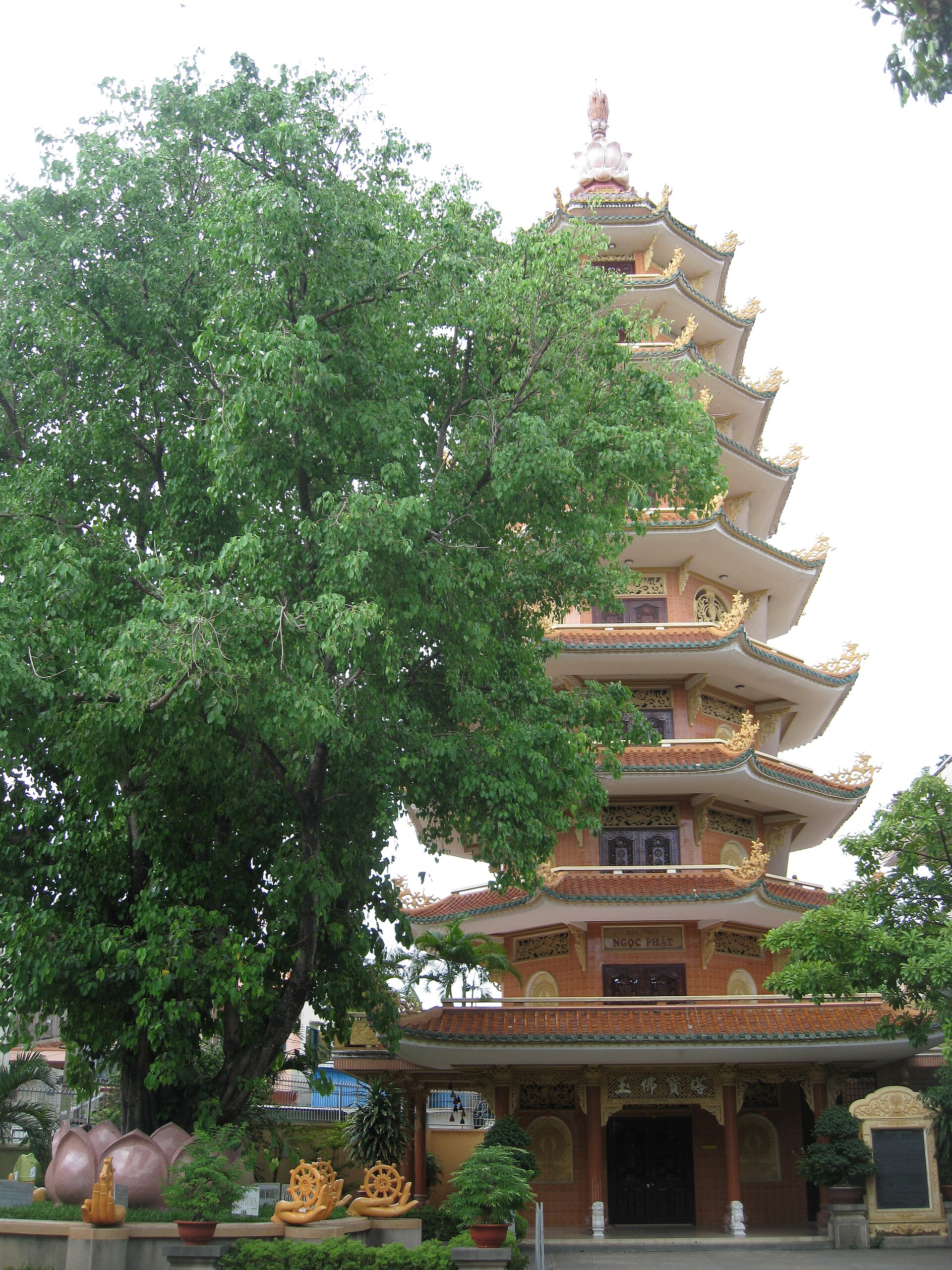 Tịnh Xá Trung Tâm, bảo tháp Ngọc Phật