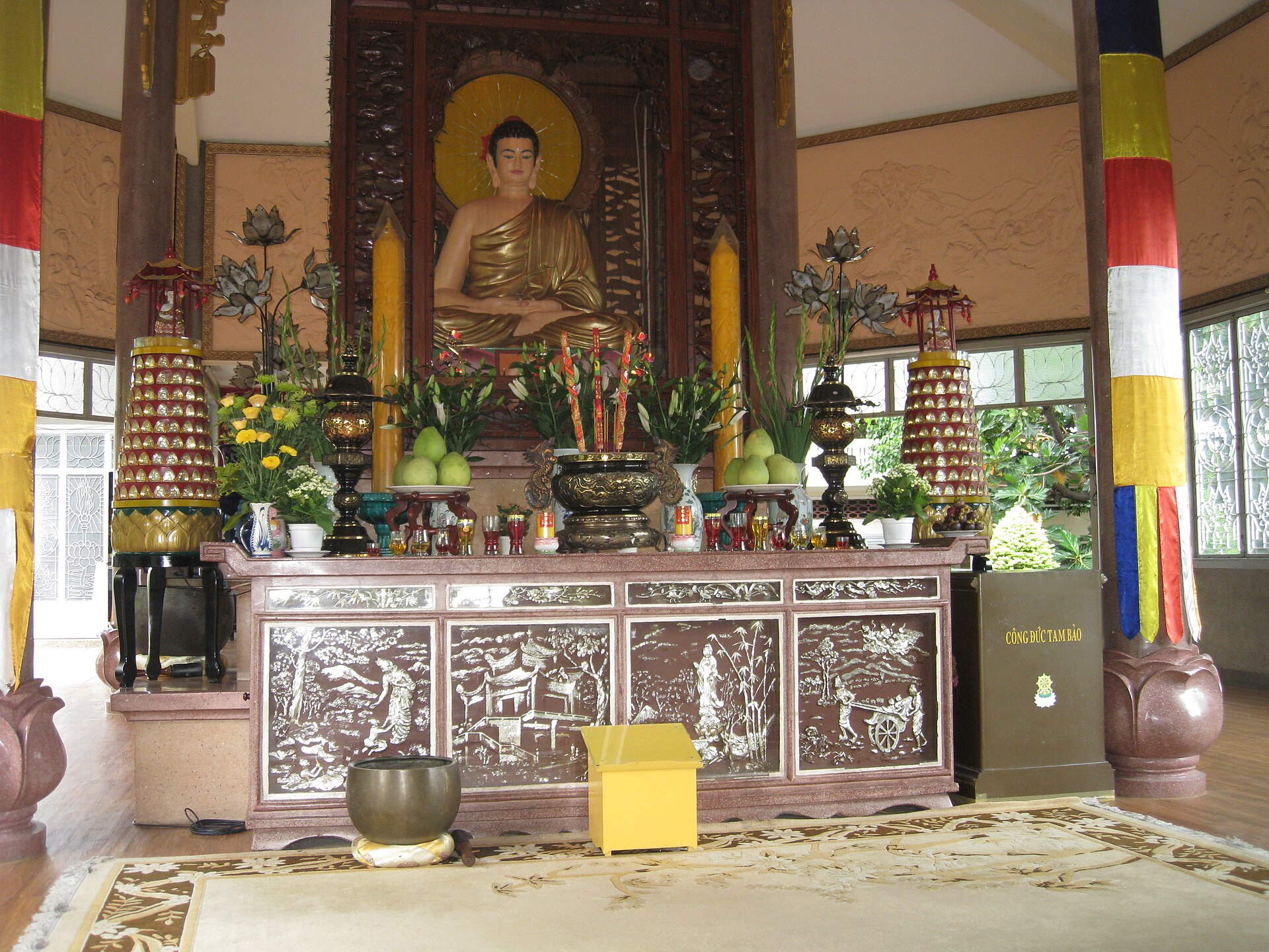 Tịnh Xá Trung Tâm, tượng Phật khắc trên gỗ