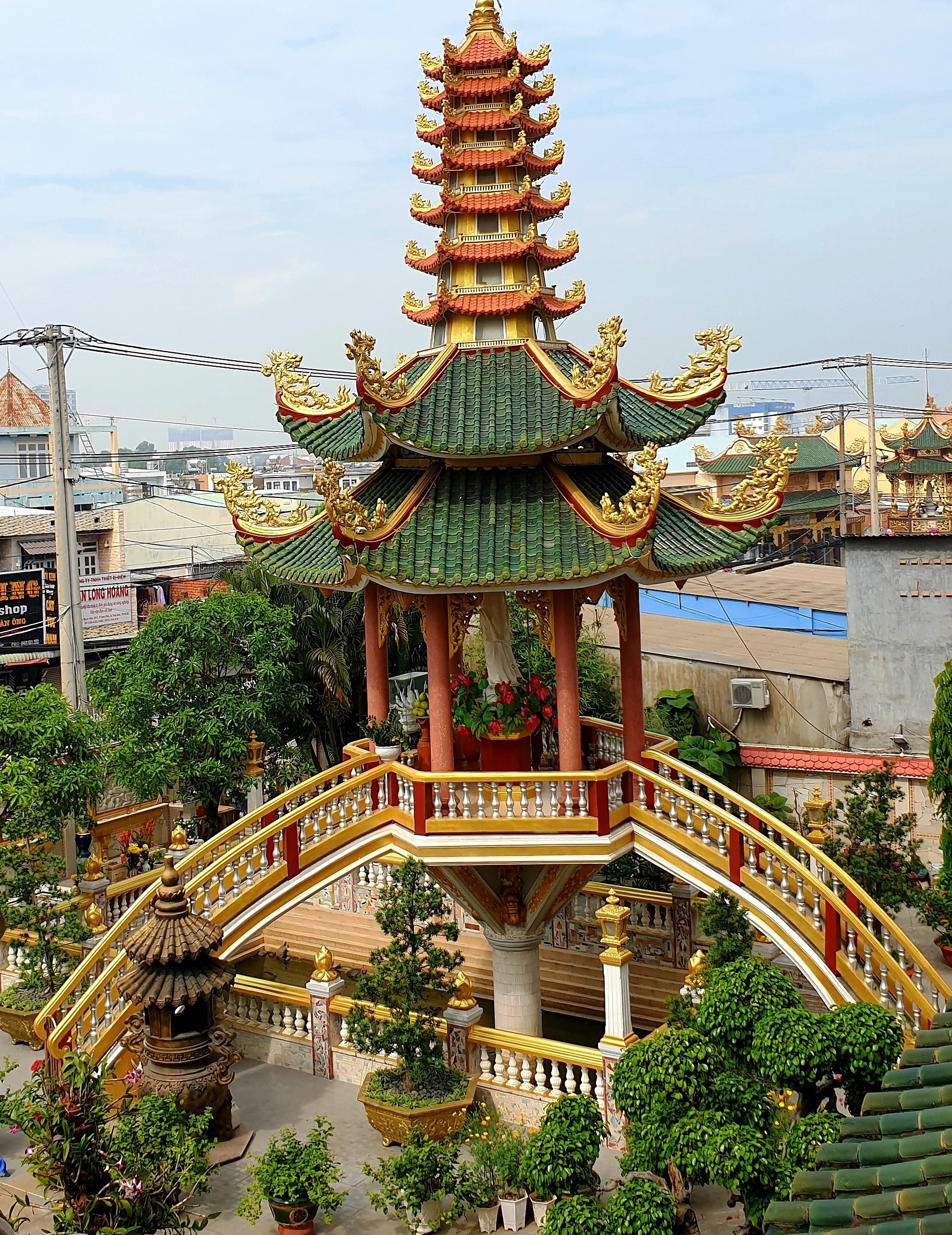 Chùa Vạn Đức ở Thủ Đức, tháng 12 năm 2021 (Điện Quan Âm, nhìn từ xa) (2)