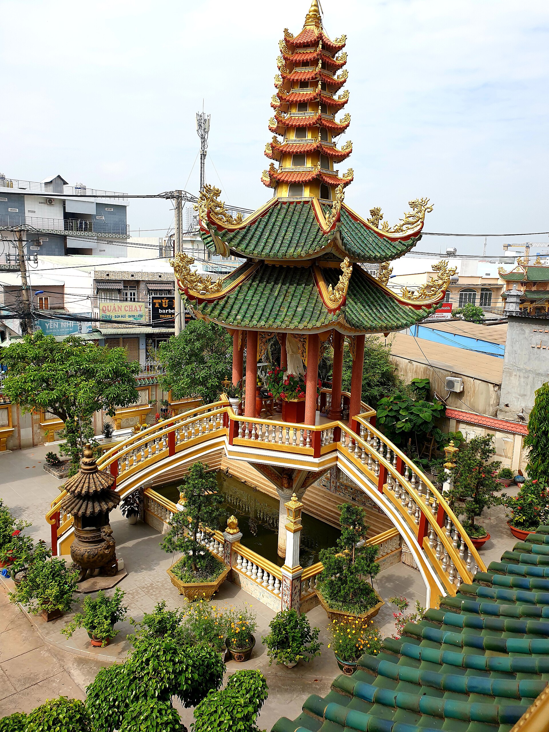 Chùa Vạn Đức ở Thủ Đức, tháng 12 năm 2021 (Điện Quan Âm, nhìn từ xa) (6)