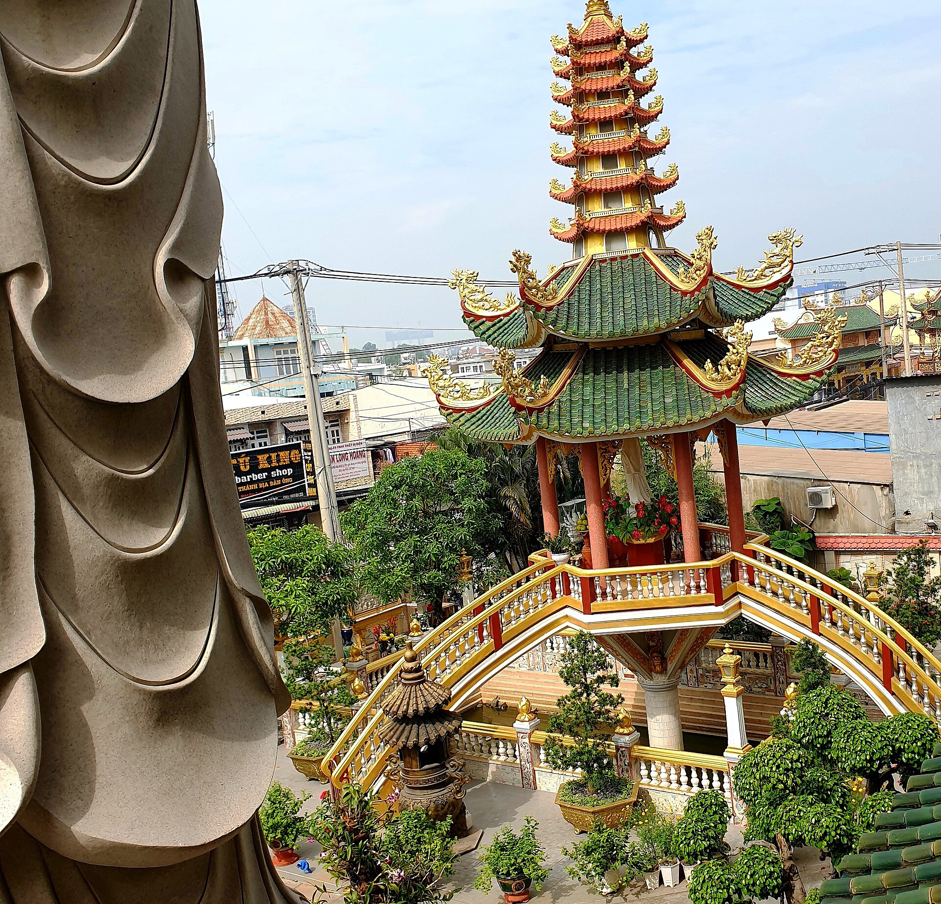 Chùa Vạn Đức ở Thủ Đức, tháng 12 năm 2021 (Điện Quan Âm, nhìn từ xa) (8)